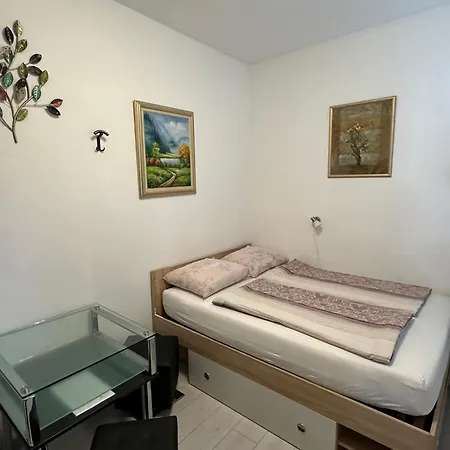 Leptir Hostel *